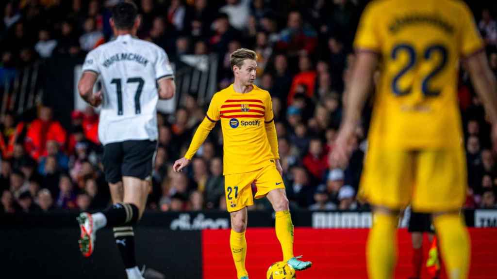 Frenkie de Jong, con el balón en el Valencia-Barça