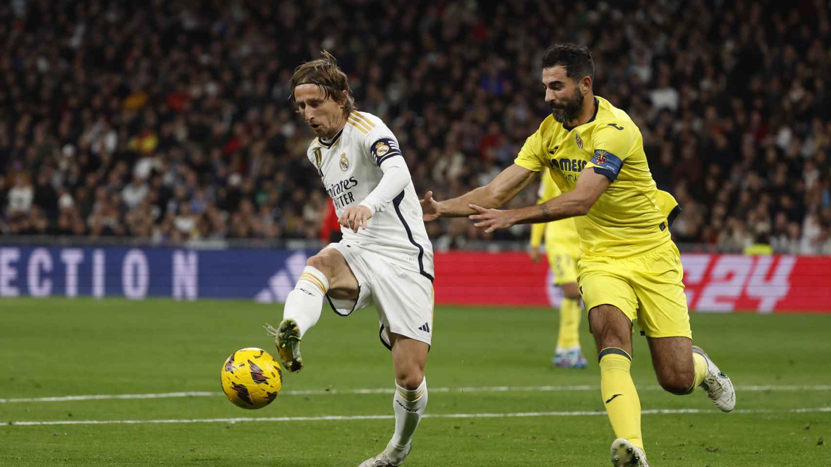 Luka Modric hace un pase presionado por Raúl Albiol en el Real Madrid-Villarreal
