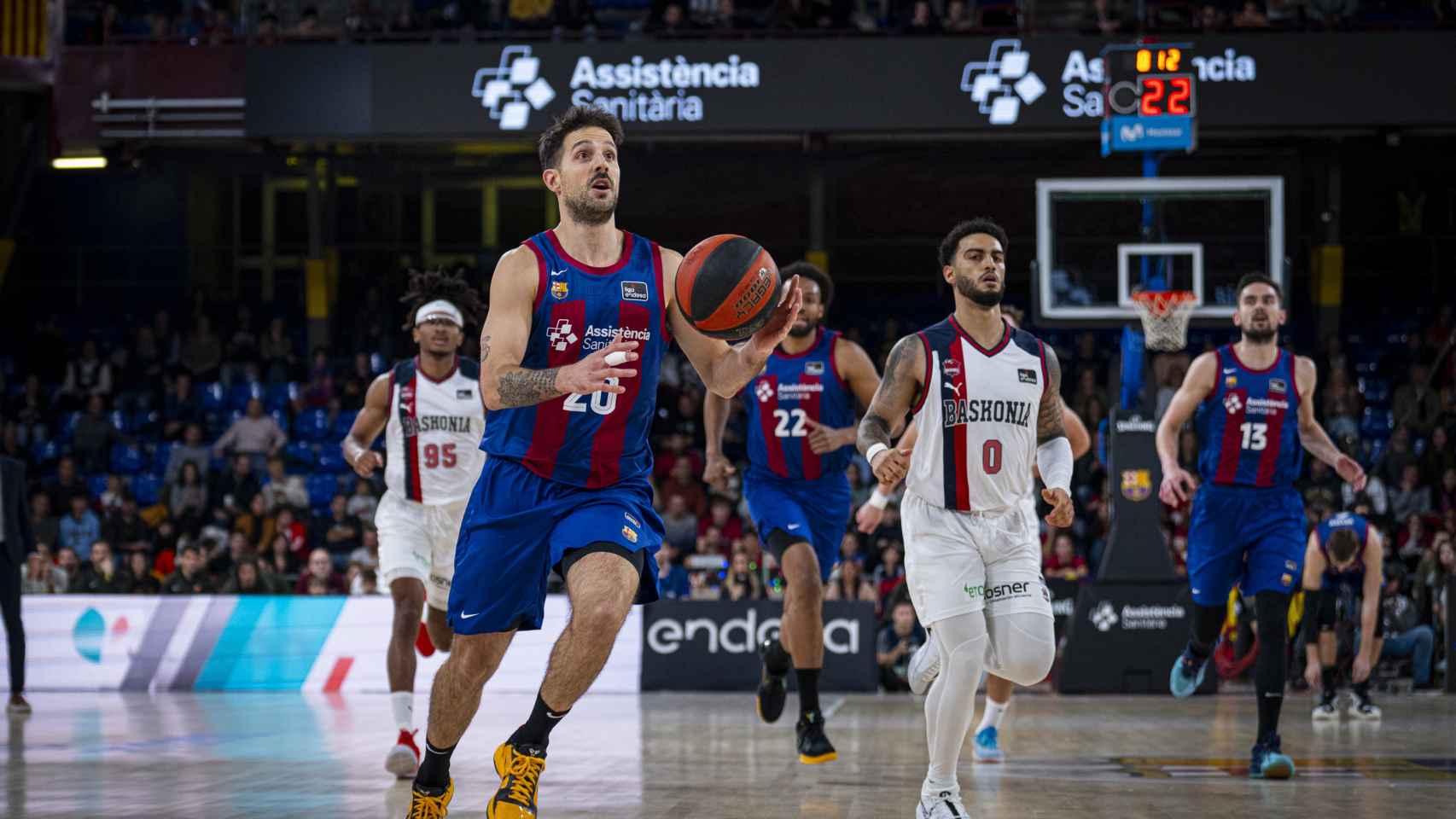 Nico Laprovittola hace una entrada a canasta contra el Baskonia en el Palau