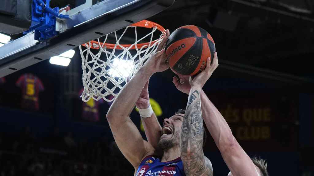 Willy Hernangómez lucha por hacer un mate contra el Baskonia