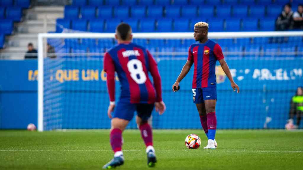 Mika Faye controla el balón en el Barça B-Ponferradina