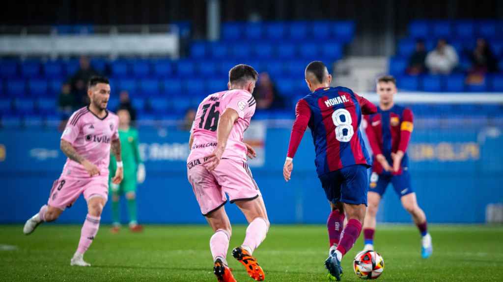 Moha Moukhliss conduce la pelota, perseguido por un jugador de la Ponferradina