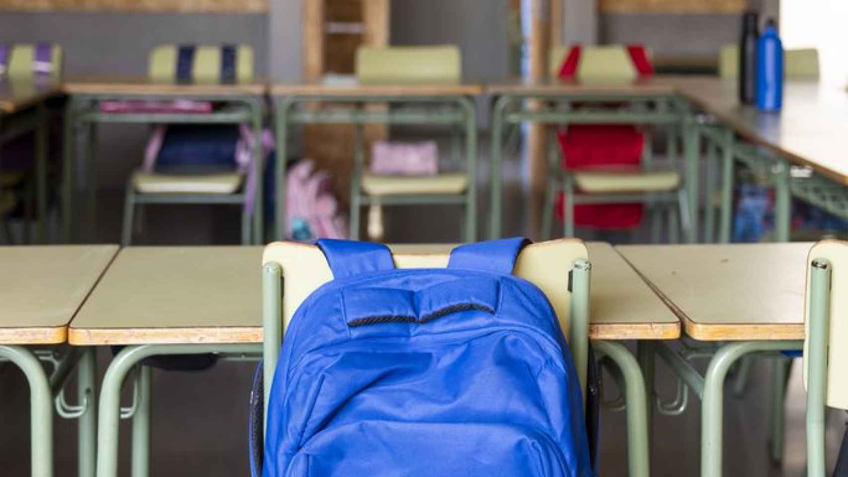 Una mochila, sobre el respaldo de una silla de un aula de la Escuela Mas Casanovas de Barcelona