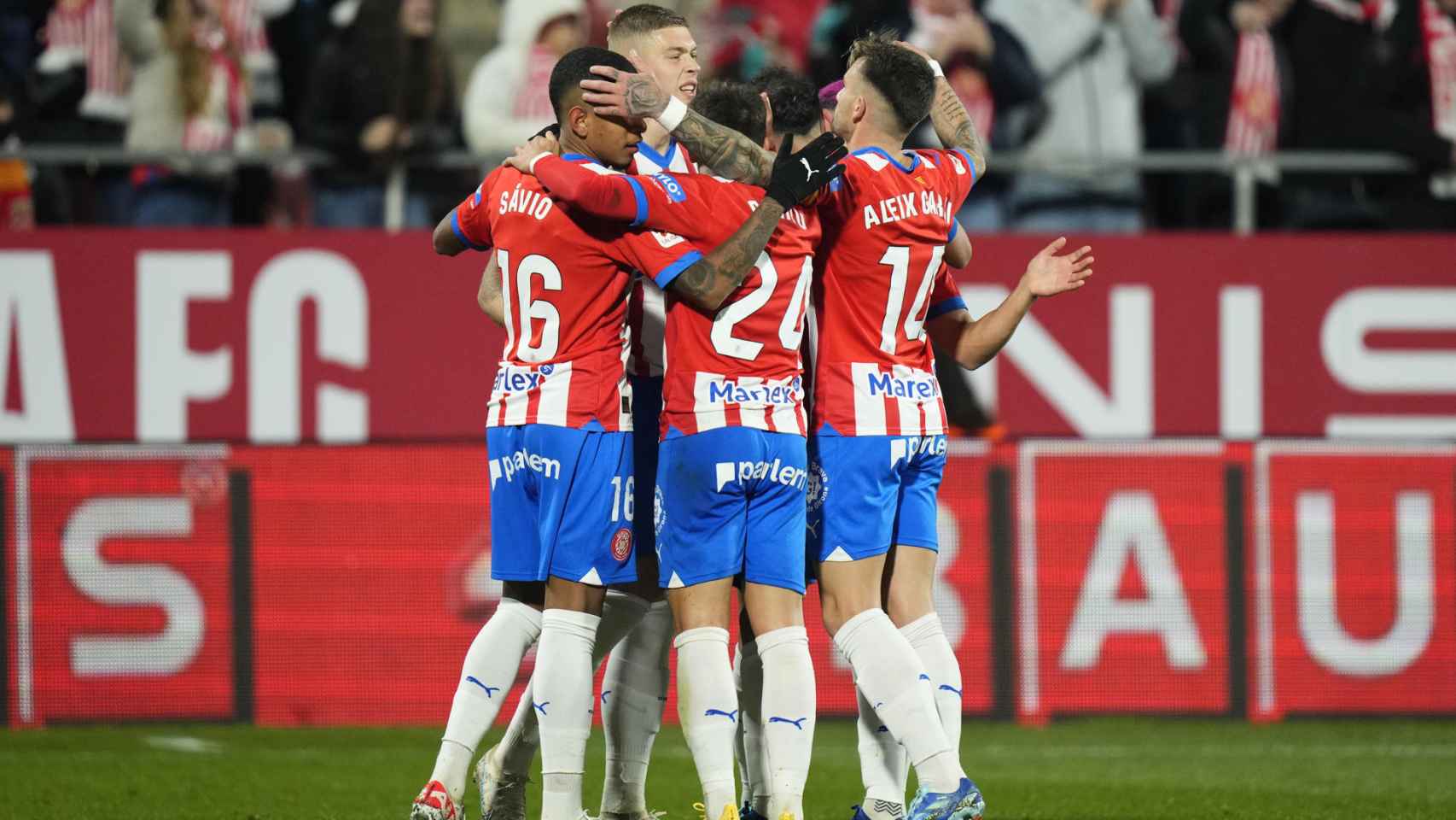 Los jugadores del Girona celebran en piña el primer gol de Artem Dovbyk al Alavés