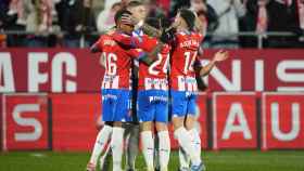 Los jugadores del Girona celebran en piña el primer gol de Artem Dovbyk al Alavés