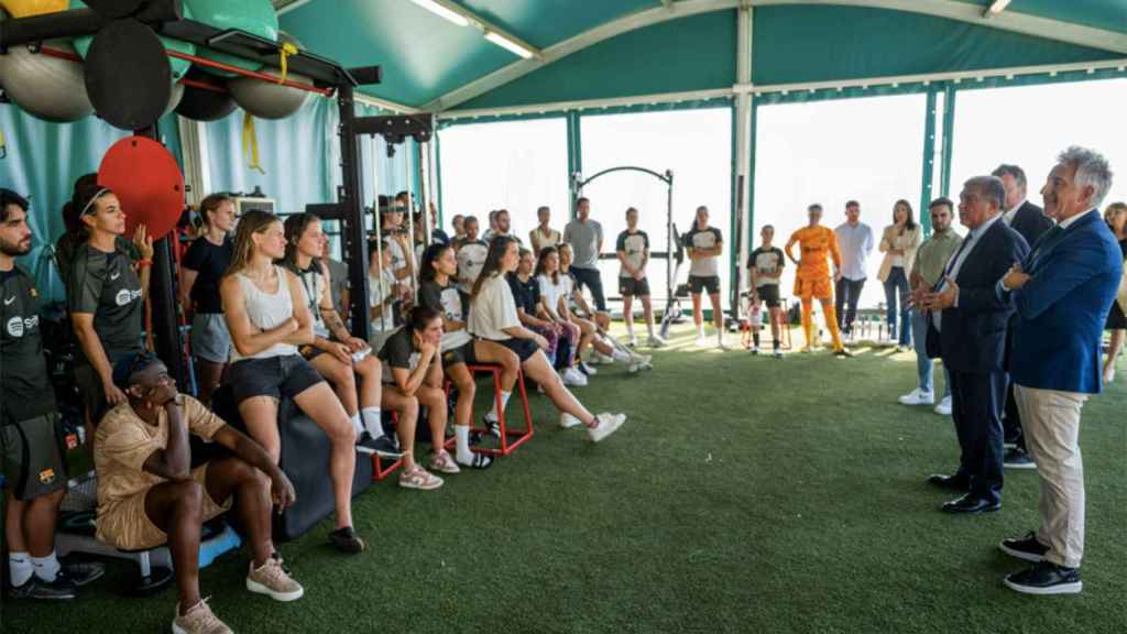 Joan Laporta, dando una charla a las jugadoras del Barça Femenino