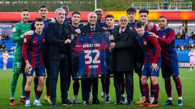 Toni Alonso, homenajeado por los jugadores del Barça B en el Johan Cruyff