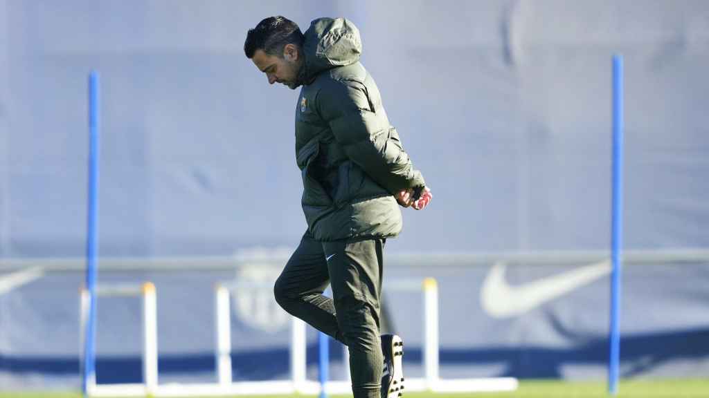 Xavi Hernández, en posición de flamenco durante un entrenamiento