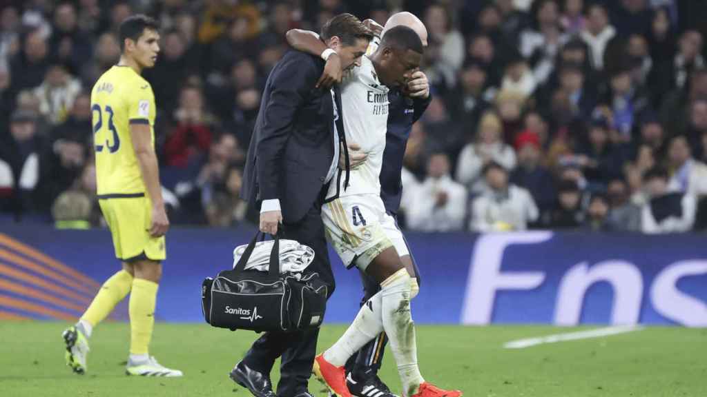 David Alaba se retira del Real Madrid-Villarreal con el ligamento cruzado roto