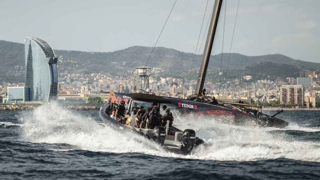 Un barco de la Copa América, entrenando en la costa de Barcelona