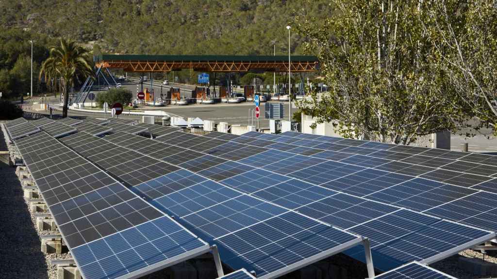 Paneles solares en la red viaria