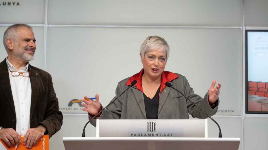 La diputada de Ciutadans, Anna Grau, en una rueda de prensa en el Parlament