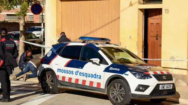 Un coche de Mossos d'Esquadra ante el domicilio donde unos ladrones mataron a un octogenario en Tàrrega