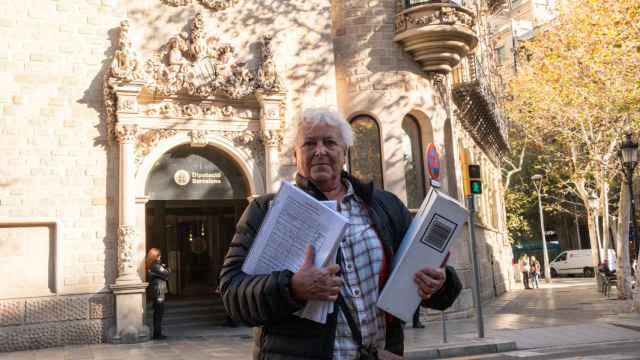 Gemma Gimferrer, gestora de La Mola, con las firmas delante de la Diputación de Barcelona