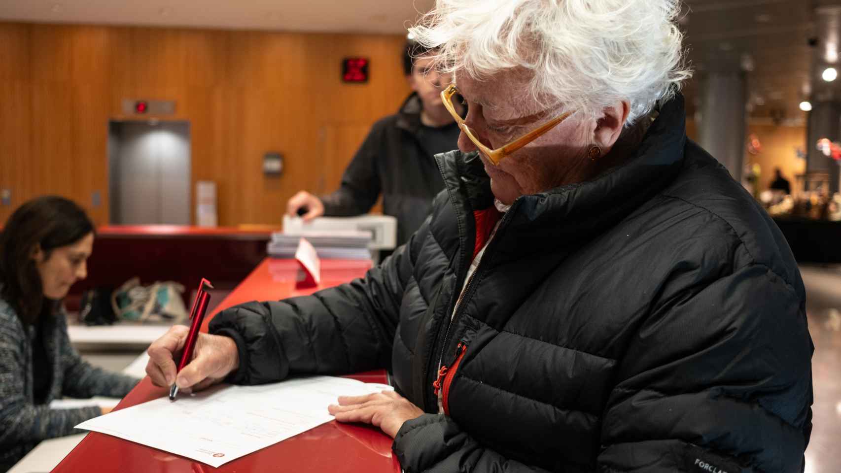 Gemma Gimferrer entrega las firmas para evitar el cierre del restaurante de la Mola