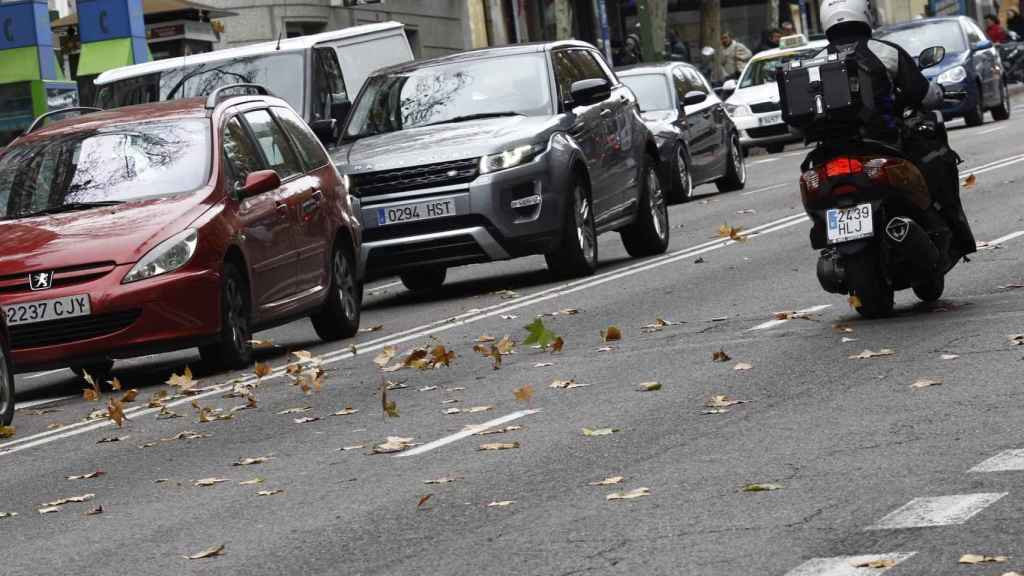 Una moto circula por Barcelona