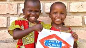 Dos niños beneficiados por los proyectos de Babies Uganda