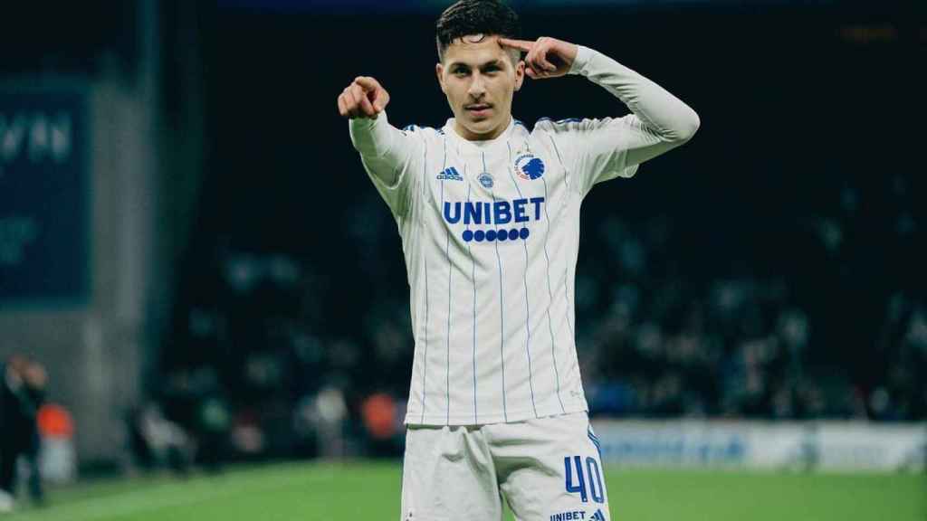 Roony Bardghji festeja un gol con la camiseta del Copenhague