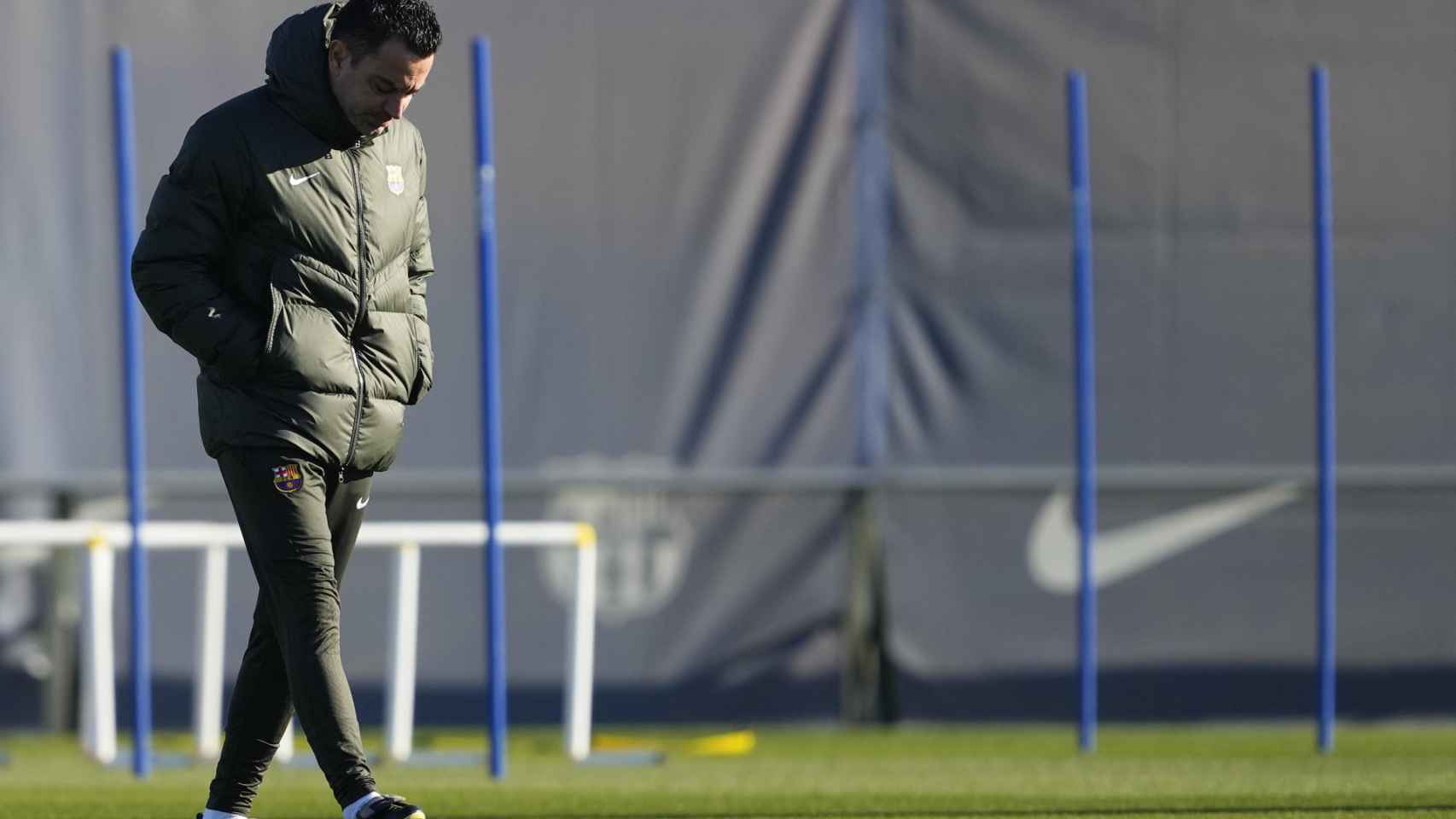 Xavi, cabizbajo, en el entrenamiento previo al Barça-Almería