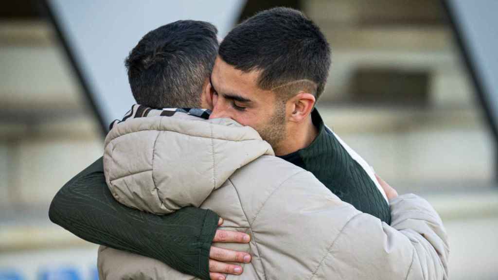 Ferran Torres abraza a Jordi Alba en el entrenamiento del Barça previo al partido contra el Almería