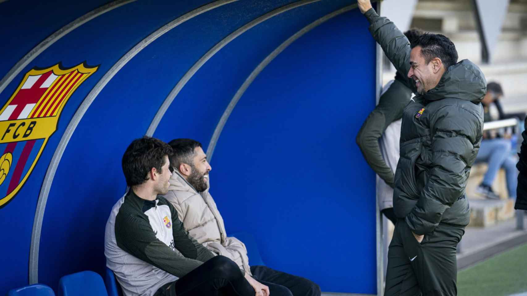 Jordi Alba visita al Barça en el entrenamiento antes de recibir al Almería