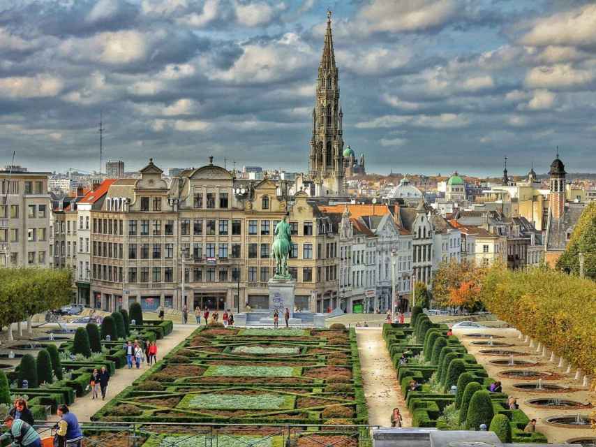 Vista de la plaza Mont des Arts con la torre del ayuntamiento de Bruselas al fondo