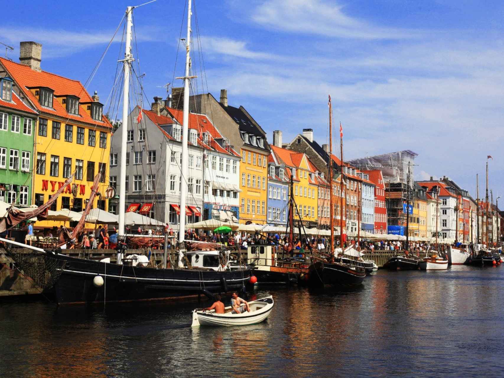 El canal Nyhavn, con sus vistosas fachadas de colores, es el más famoso de Copenhague