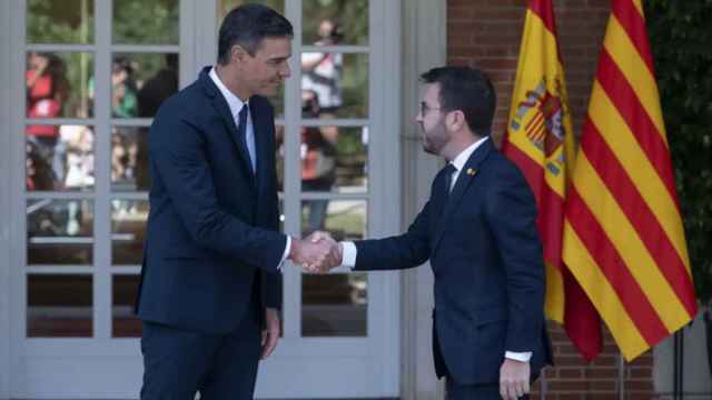 El presidente del Gobierno, Pedro Sánchez, y el presidente de la Generalitat, Pere Aragonès, en una reunión en Moncloa en 2022