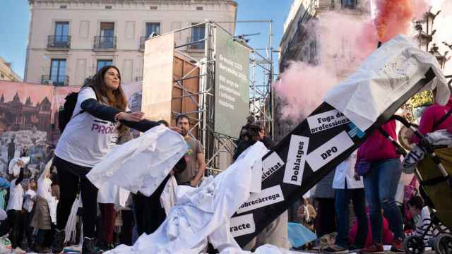 Enfermeras lanzando sus batas de trabajo al suelo ante la Generalitat de Cataluña para protestar por sus condiciones de trabajo