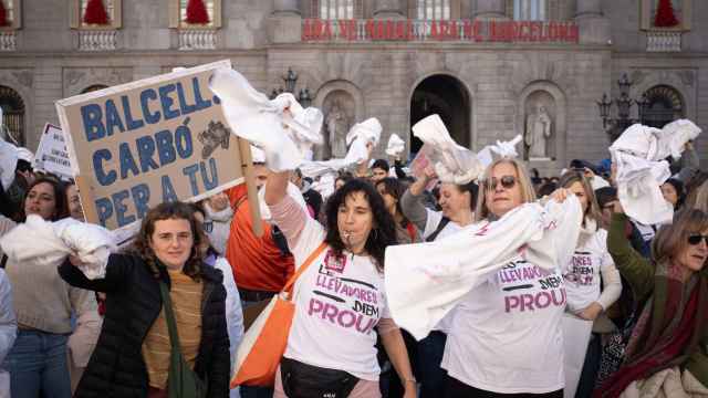 Enfermeras protestando contra la gestión del 'conseller' de Salud Manel Balcells (ERC) y agitando sus batas durante una manifestación de protesta ante la Generalitat