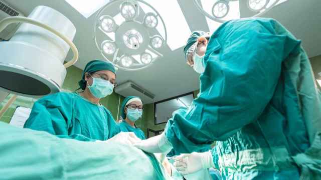 Cirujanos en un quirófano durante una operación