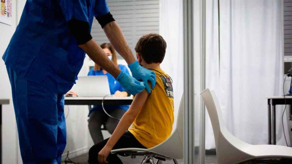 Imagen de un paciente infantil recibiendo una vacuna, en una imagen de archivo