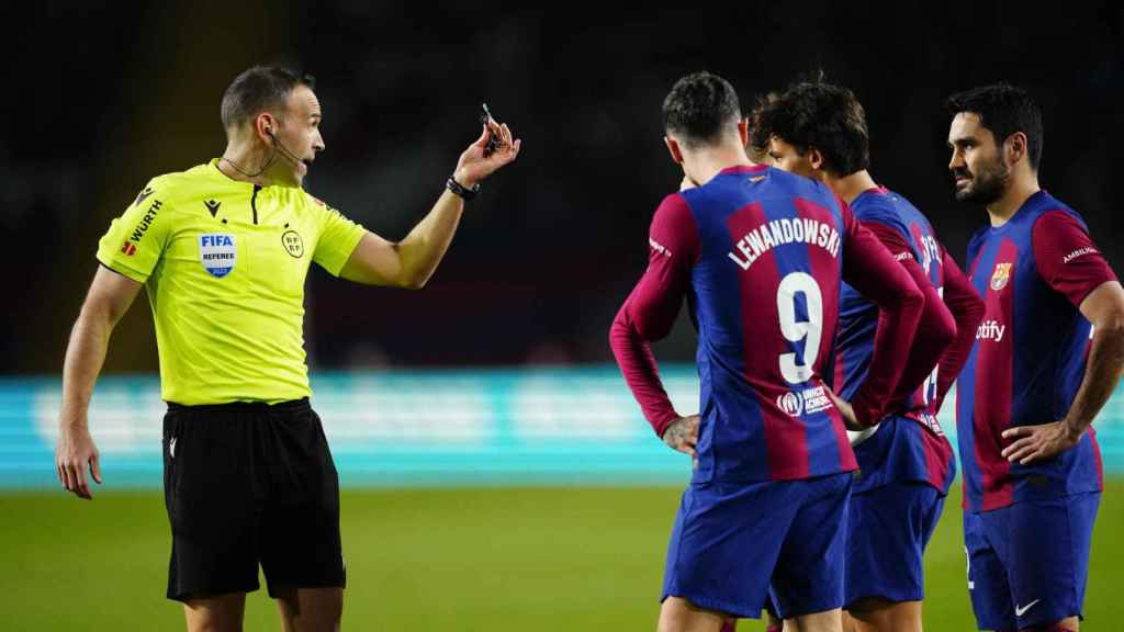 Los jugadores del Barça protestan una acción en el partido contra el Almería