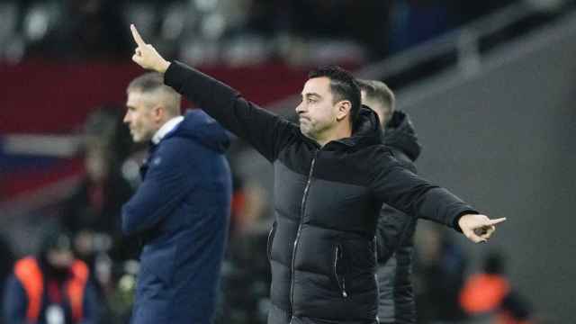 Xavi da indicaciones a sus jugadores contra el Almería