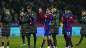 Los jugadores del Barça saludan a la afición tras ganar al Almería antes del viaje a Dallas