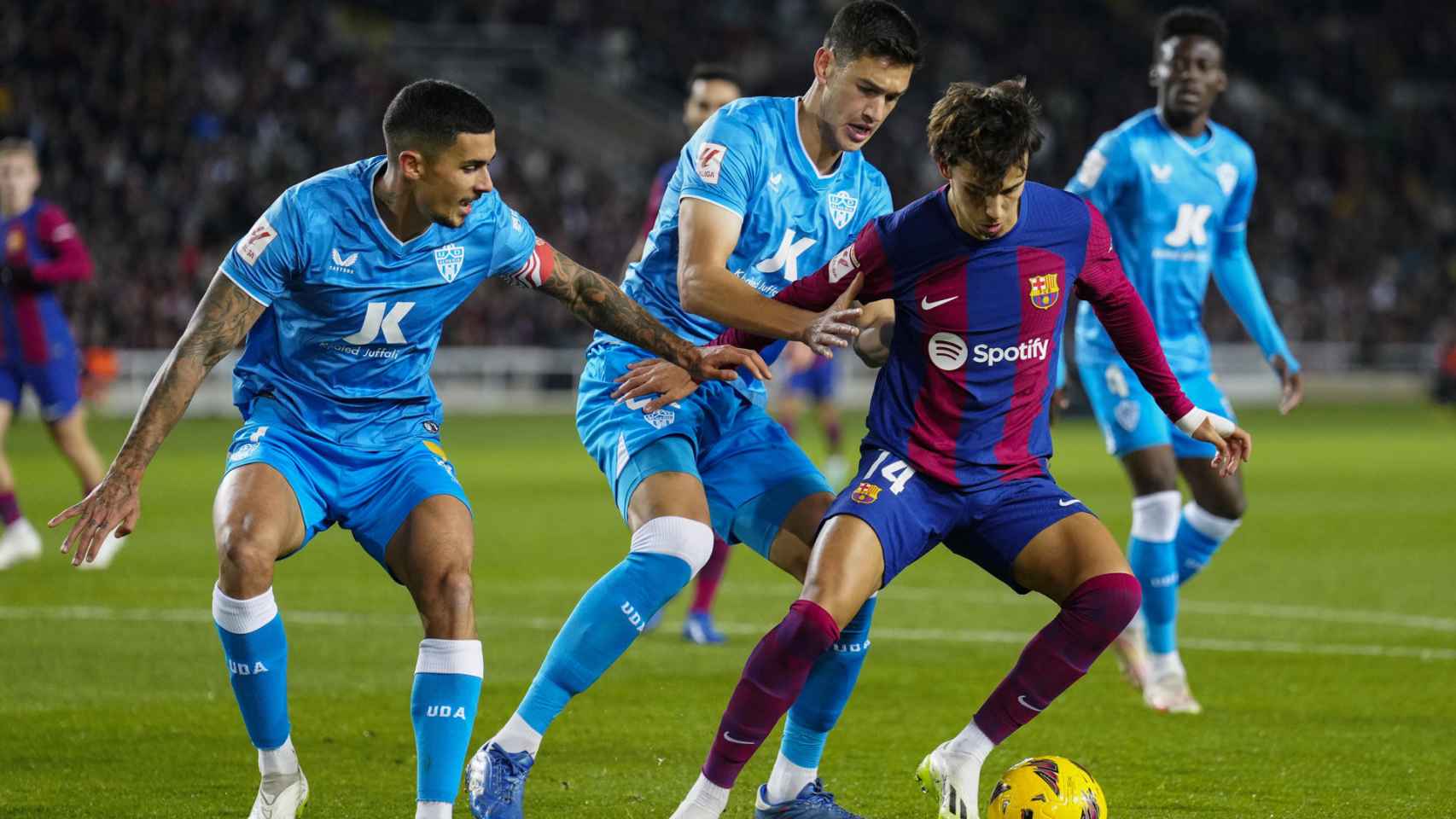 Joao Félix, presionado por César Montes y Chumi en el Barça-Almería