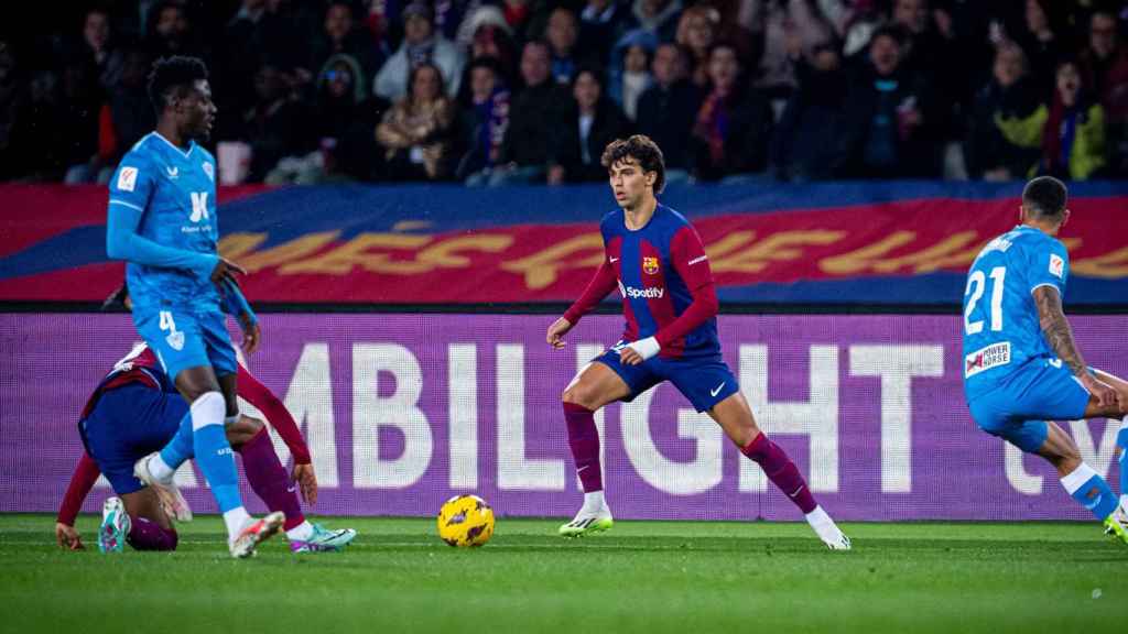 Joao Félix, en una jugada del partido del Barça contra el Almería