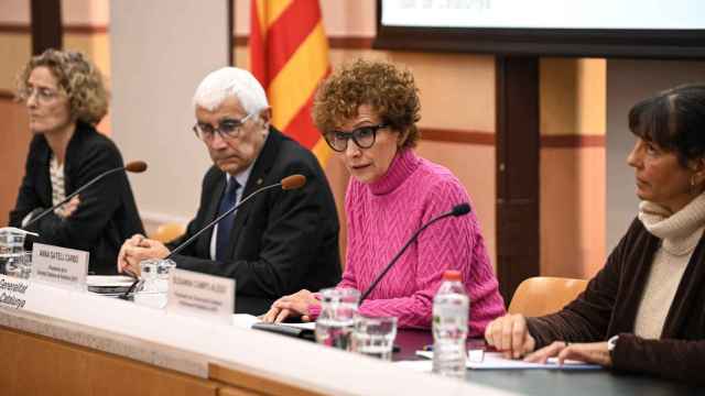 Anna Gatell, presidenta de la Sociedad Catalana de Pediatría, con el 'conseller' Manel Balcells
