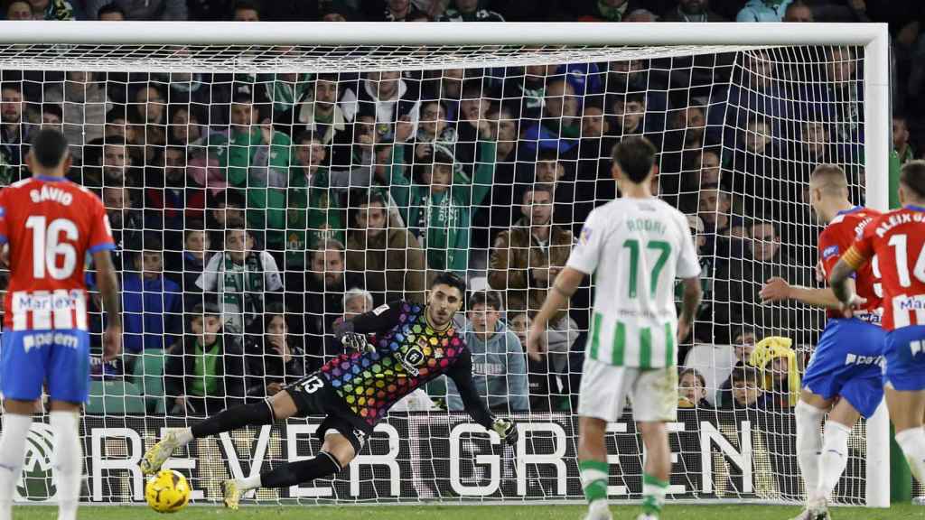 Artem Dovbyk marca de penalti contra el Betis