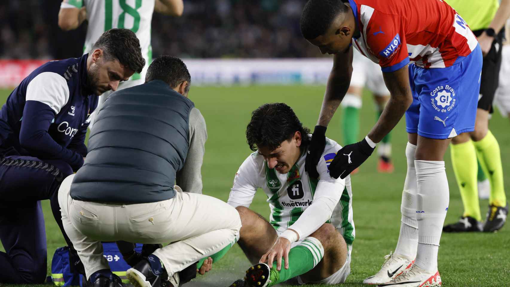 Héctor Bellerín, lesionado del tobillo contra el Girona