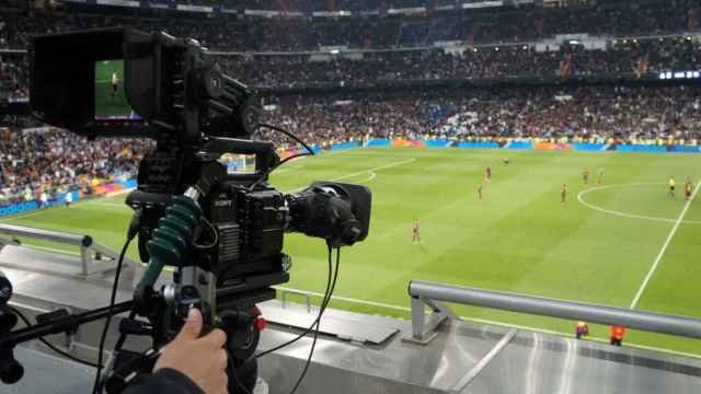 Cámara de televisión en un partido de la Champions disputado en el Bernabéu