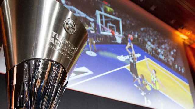 El trofeo oficial que entrega la Euroliga al mejor equipo de baloncesto