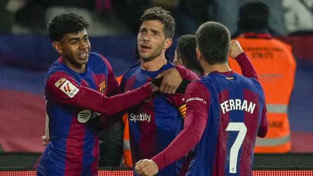 Los jugadores del Barça felicita a Sergi Roberto por su gol contra el Almería