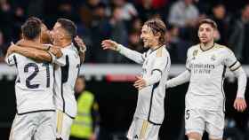 El abrazo de los jugadores del Real Madrid tras anotar un gol en la Liga