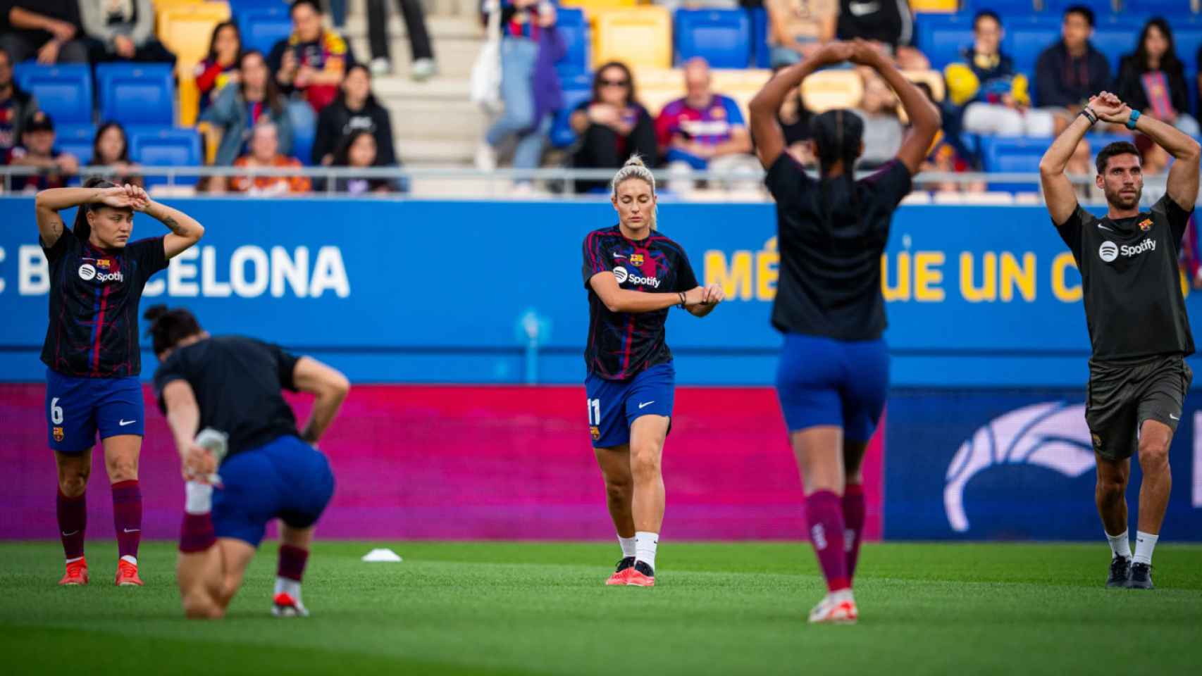 Las jugadoras del Barça Femenino realizan ejercicios de calentamiento antes de un encuentro