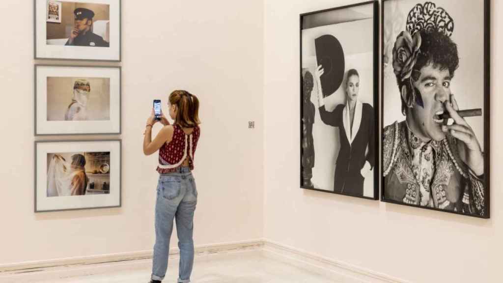 Una de las salas de la exposición, con el retrato que Christopher Makos realizó a Pedro Almodóvar.