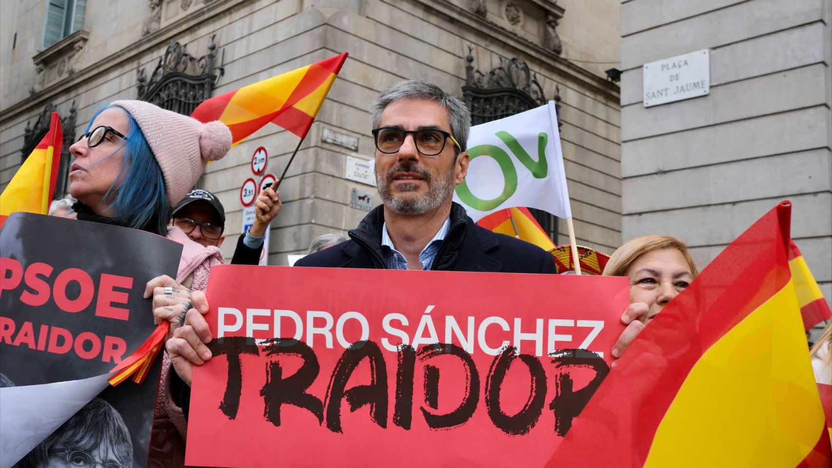 Manifestación en la plaza Sant Jaume por la reunión entre Pedro Sánchez y Pere Aragonès en Palau