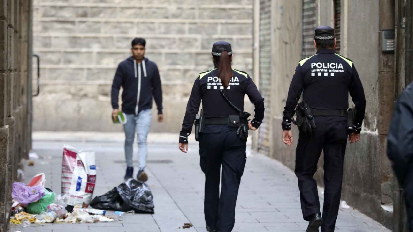 Dos agentes en el distrito de Ciutat Vella de Barcelona