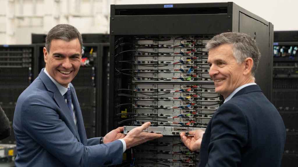 Pedro Sánchez, presidente del Gobierno, y Sergi Girona, director de Operaciones del BSC, durante la inauguración del MareNostrum 5