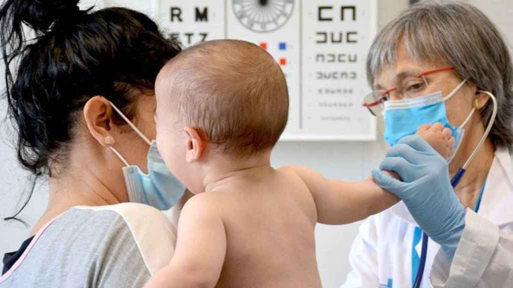 Un bebé es atendido por una pediatra en un centro de atención primaria